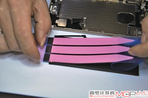 事先对比好位置与方向，先撕掉电池方向的隔离纸，把无影胶粘到电池上。然后压紧胶条，再撕下背后的塑料纸，把电池粘到外壳上。这就换好电池了，是不是很简单？